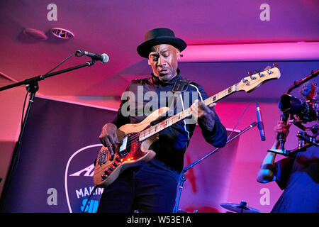 Marcus Miller semble promouvoir sa propre gamme de Sire basses à l'Harbour Hotel Guildford en partenariat avec musique Andertons. Connu sous le nom de la chèvre (plus grand de tous les temps), Marcus a joué de la basse électrique d'abord en tant que musicien de studio dans un style jazz-funk puis avec Miles Davis à partir de 2002 et a collaboré sur des albums 'Tutu', 'Amandla' et 'Siesta'. Il a aussi écrit pour Luther Vandross, Dave Sanborn, Donald Fagen. Deux fois lauréat du prix Grammy, en 2013 il a été nommé Artiste de l'UNESCO pour la paix. Il est aussi un producteur, arrangeur et compositeur. Le plus notable de ses propres albums sont 'The Sun Don't Lie' et 'Tales'. Banque D'Images