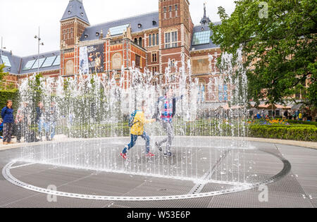 Fun Les fontaines d'eau dans le jardin au Rijksmuseum, Amsterdam, Hollande. Banque D'Images