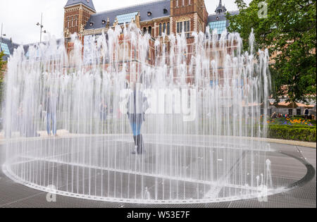 Fun Les fontaines d'eau dans le jardin au Rijksmuseum, Amsterdam, Hollande. Banque D'Images