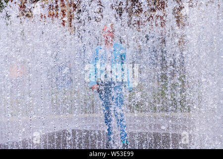 Fun Les fontaines d'eau dans le jardin au Rijksmuseum, Amsterdam, Hollande. Banque D'Images