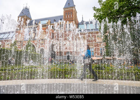 Fun Les fontaines d'eau dans le jardin au Rijksmuseum, Amsterdam, Hollande. Banque D'Images