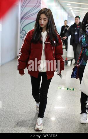 L'actrice chinoise Ju Jingyi arrive à l'Aéroport International de Pékin à Beijing, Chine, 1 janvier 2019. Banque D'Images