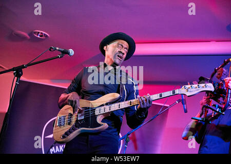 Marcus Miller semble promouvoir sa propre gamme de Sire basses à l'Harbour Hotel Guildford en partenariat avec musique Andertons. Connu sous le nom de la chèvre (plus grand de tous les temps), Marcus a joué de la basse électrique d'abord en tant que musicien de studio dans un style jazz-funk puis avec Miles Davis à partir de 2002 et a collaboré sur des albums 'Tutu', 'Amandla' et 'Siesta'. Il a aussi écrit pour Luther Vandross, Dave Sanborn, Donald Fagen. Deux fois lauréat du prix Grammy, en 2013 il a été nommé Artiste de l'UNESCO pour la paix. Il est aussi un producteur, arrangeur et compositeur. Le plus notable de ses propres albums sont 'The Sun Don't Lie' et 'Tales'. Banque D'Images