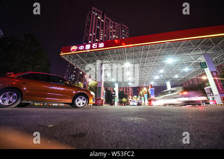 --FILE--voitures font la queue jusqu'à faire le plein à une station-service de PetroChina, filiale de la CNPC (China National Petroleum Corporation) à Shenyang city, ni Banque D'Images