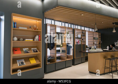 Vue de l'intérieur du premier magasin en Chine ou un centre d'expérience de démarrage EV Byton, appelé Byton Place, à Shanghai, Chine, 23 janvier 2019. Bouilloire Banque D'Images