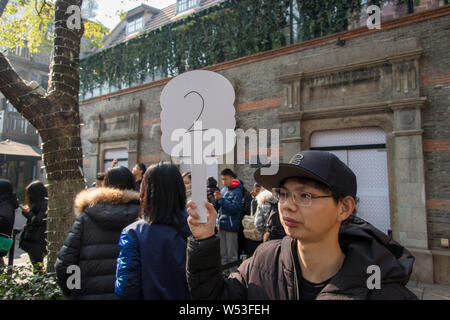 Les clients en file d'en face de la première branche Shake Shack au Xintiandi, un complexe touristique, à Shanghai, Chine, le 24 janvier 2019. Banque D'Images