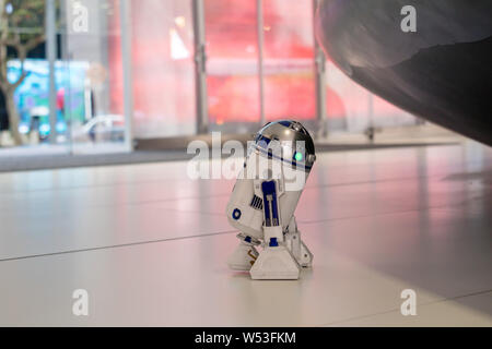 Un robot doté de la forme interactive de Star Wars R2D2 Robot Droïde Astromech patrouilles à un centre commercial sur Huaihai Road à Shanghai, Chine, 9 Janua Banque D'Images