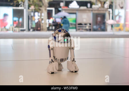 Un robot doté de la forme interactive de Star Wars R2D2 Robot Droïde Astromech patrouilles à un centre commercial sur Huaihai Road à Shanghai, Chine, 9 Janua Banque D'Images