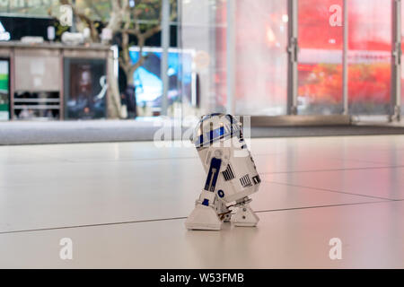 Un robot doté de la forme interactive de Star Wars R2D2 Robot Droïde Astromech patrouilles à un centre commercial sur Huaihai Road à Shanghai, Chine, 9 Janua Banque D'Images