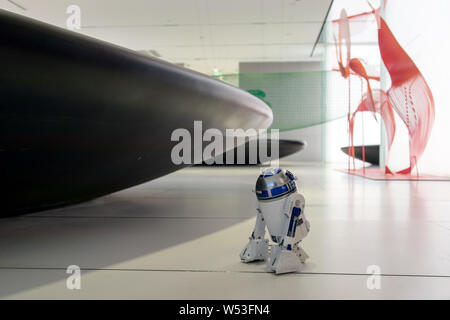 Un robot doté de la forme interactive de Star Wars R2D2 Robot Droïde Astromech patrouilles à un centre commercial sur Huaihai Road à Shanghai, Chine, 9 Janua Banque D'Images