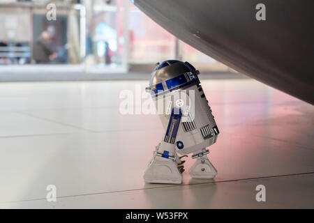 Un robot doté de la forme interactive de Star Wars R2D2 Robot Droïde Astromech patrouilles à un centre commercial sur Huaihai Road à Shanghai, Chine, 9 Janua Banque D'Images