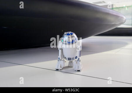 Un robot doté de la forme interactive de Star Wars R2D2 Robot Droïde Astromech patrouilles à un centre commercial sur Huaihai Road à Shanghai, Chine, 9 Janua Banque D'Images