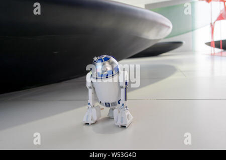 Un robot doté de la forme interactive de Star Wars R2D2 Robot Droïde Astromech patrouilles à un centre commercial sur Huaihai Road à Shanghai, Chine, 9 Janua Banque D'Images