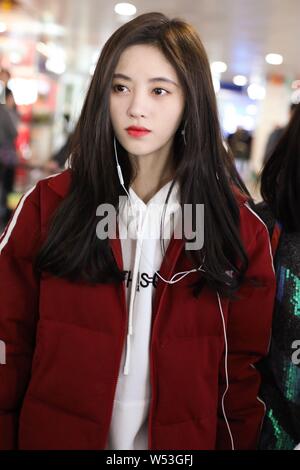 L'actrice chinoise Ju Jingyi arrive à l'Aéroport International de Pékin à Beijing, Chine, 1 janvier 2019. Banque D'Images