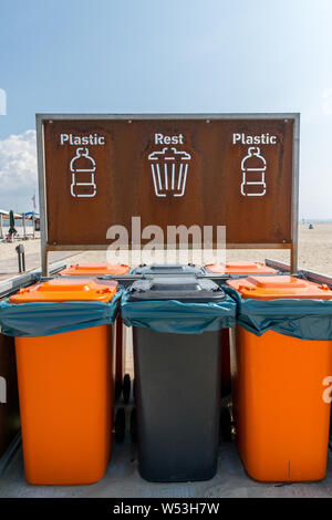 Les déchets de plastique et d'autres bacs de recyclage. Banque D'Images