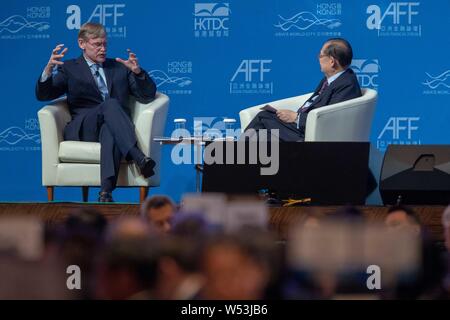 Robert Zoellick, à gauche, l'ancien Président du Groupe de la Banque mondiale, des entretiens avec Victor Chu Lili, Président Directeur Général de First Eastern Investment Group, à la Banque D'Images