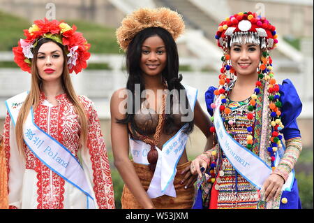 Les participants habillés en costumes traditionnels participent à une session de photos en plein air pour le 53e concours de Miss Tous Nationsl Shanghai, Chine de l'Est. Banque D'Images