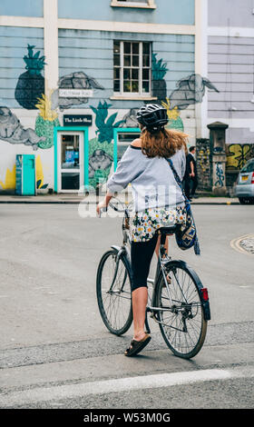 Cycliste en milieu urbain et tendance Stokes Croft à Bristol Banque D'Images