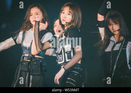 Les membres du groupe jeune Chinoise SNH48 effectuer au cours de la 5e édition de Best50 Demande d'heure les concerts dans la ville de Guangzhou, province du Guangdong en Chine du sud, Banque D'Images