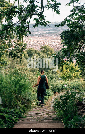 Une jeune femme marche dans la région de Brandon Hill Park à Bristol, Angleterre du Sud-Ouest Banque D'Images