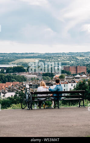 Un jeune homme et femme assise sur un banc à Brandon Hill Park à Bristol, Angleterre du Sud-Ouest Banque D'Images