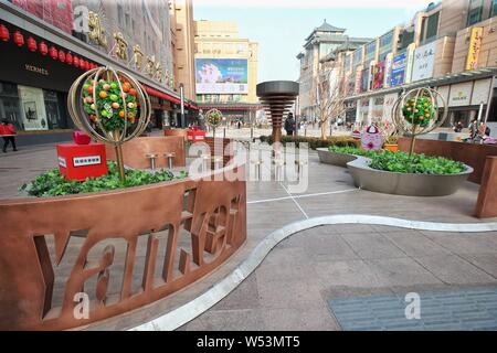 Un grand, grand air fumeurs avec 18 sièges en acier inoxydable, 13 piliers cendrier permanent, six barrières métalliques sur la rue commerçante de Wangfujing j Banque D'Images