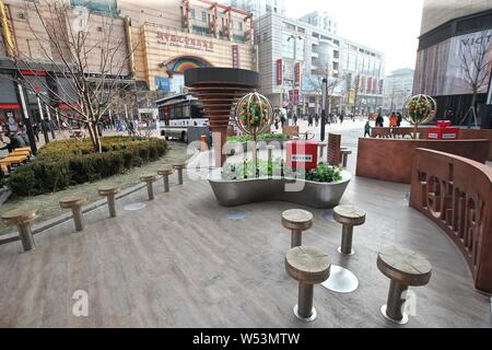 Un grand, grand air fumeurs avec 18 sièges en acier inoxydable, 13 piliers cendrier permanent, six barrières métalliques sur la rue commerçante de Wangfujing j Banque D'Images