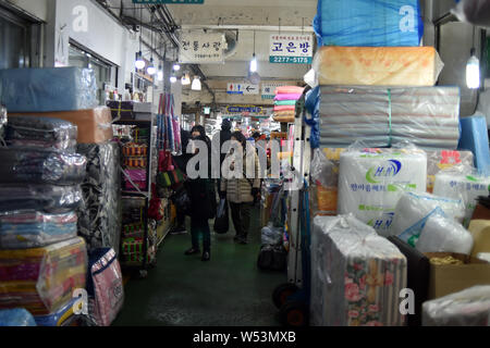 Les touristes magasiner et manger dans des restaurants et des stands de nourriture dans le marché de Gwangjang à Séoul, Corée du Sud, le 5 janvier 2019. Marché de Gwangjang, précédemment Don Banque D'Images