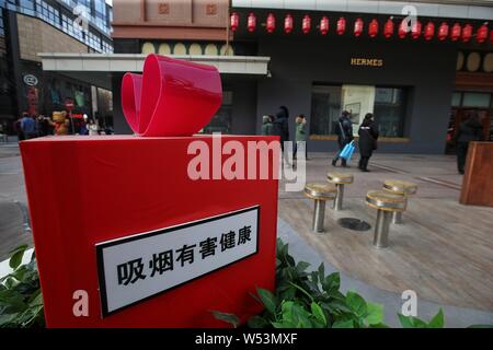 Un grand, grand air fumeurs avec 18 sièges en acier inoxydable, 13 piliers cendrier permanent, six barrières métalliques sur la rue commerçante de Wangfujing j Banque D'Images