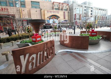 Un grand, grand air fumeurs avec 18 sièges en acier inoxydable, 13 piliers cendrier permanent, six barrières métalliques sur la rue commerçante de Wangfujing j Banque D'Images