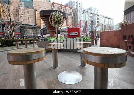 Un grand, grand air fumeurs avec 18 sièges en acier inoxydable, 13 piliers cendrier permanent, six barrières métalliques sur la rue commerçante de Wangfujing j Banque D'Images