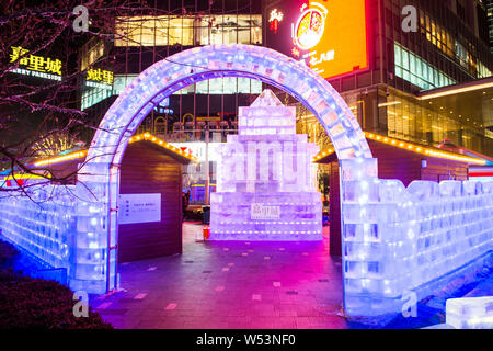 Voir l'illuminé de maisons construites avec des blocs de glace à l'hôtel Shangri-la Hotel à Shenyang city, Liaoning Province du nord-est de la Chine, le 8 janvier 2019. L Banque D'Images