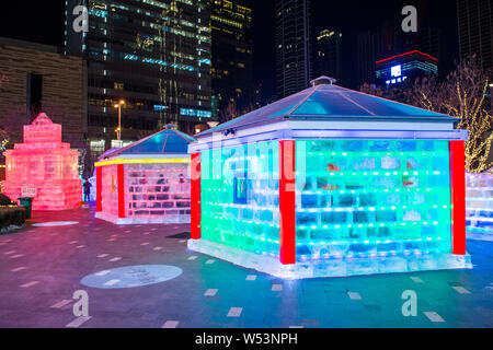 Voir l'illuminé de maisons construites avec des blocs de glace à l'hôtel Shangri-la Hotel à Shenyang city, Liaoning Province du nord-est de la Chine, le 8 janvier 2019. L Banque D'Images