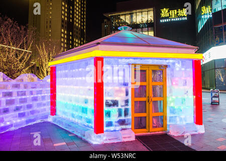 Voir l'illuminé de maisons construites avec des blocs de glace à l'hôtel Shangri-la Hotel à Shenyang city, Liaoning Province du nord-est de la Chine, le 8 janvier 2019. L Banque D'Images