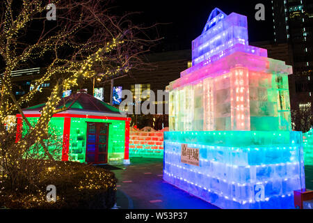 Voir l'illuminé de maisons construites avec des blocs de glace à l'hôtel Shangri-la Hotel à Shenyang city, Liaoning Province du nord-est de la Chine, le 8 janvier 2019. L Banque D'Images