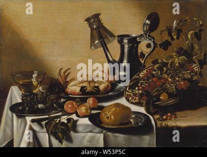 Après Pieter Claesz, Nature morte avec fruits et Crabe, pièce repas avec le crabe et les fruits, huile sur chêne, hauteur, 60 cm (23,6 po), largeur, 84,5 cm (33,2 pouces) Banque D'Images