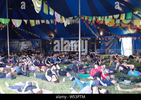 Malmesbury, Wiltshire. 26 juillet 2019. Le festival Womad continue ce matin avec des températures et une session de yoga, donnant l'occasion de festivaliers se détendre après la chaleur record à l'échelle du pays. - Womad World of Music, Arts and Dance festival qui a eu lieu dans le magnifique parc du Charlton Park. Credit : Casper Farrell/Alamy News Banque D'Images