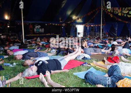 Malmesbury, Wiltshire. 26 juillet 2019. Le festival Womad continue ce matin avec des températures et une session de yoga, donnant l'occasion de festivaliers se détendre après la chaleur record à l'échelle du pays. - Womad World of Music, Arts and Dance festival qui a eu lieu dans le magnifique parc du Charlton Park. Credit : Casper Farrell/Alamy News Banque D'Images