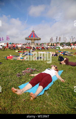 Malmesbury, Wiltshire. 26 juillet 2019. Le festival Womad continue ce matin avec des températures et une session de yoga, donnant l'occasion de festivaliers se détendre après la chaleur record à l'échelle du pays. - Womad World of Music, Arts and Dance festival qui a eu lieu dans le magnifique parc du Charlton Park. Credit : Casper Farrell/Alamy News Banque D'Images