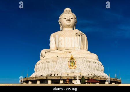 Big Buddha Beach, à 45 mètres de haut statue en marbre blanc, est visible à partir de n'importe où dans le sud de Phuket. Banque D'Images