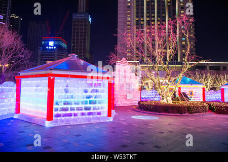 Voir l'illuminé de maisons construites avec des blocs de glace à l'hôtel Shangri-la Hotel à Shenyang city, Liaoning Province du nord-est de la Chine, le 8 janvier 2019. L Banque D'Images