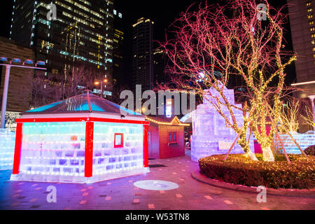 Voir l'illuminé de maisons construites avec des blocs de glace à l'hôtel Shangri-la Hotel à Shenyang city, Liaoning Province du nord-est de la Chine, le 8 janvier 2019. L Banque D'Images