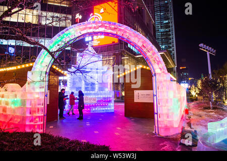 Voir l'illuminé de maisons construites avec des blocs de glace à l'hôtel Shangri-la Hotel à Shenyang city, Liaoning Province du nord-est de la Chine, le 8 janvier 2019. L Banque D'Images