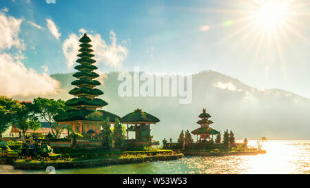 Pura Ulun Danu Bratan temple dans l'île de Bali. Temple Hindou de fleurs sur le Lac Beratan. Bali, Indonésie Banque D'Images