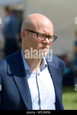 Toby Young - journaliste, rédacteur en chef adjoint à Londres Quillette - sur College Green, Westminster, 24 juillet 2019 Banque D'Images