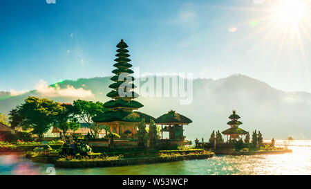 Pura Ulun Danu Bratan temple dans l'île de Bali. Temple Hindou de fleurs sur le Lac Beratan. Bali, Indonésie Banque D'Images