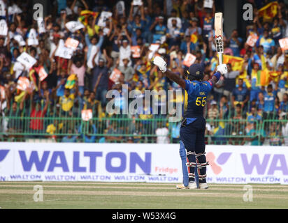 Le 26 juillet 2019, Colombo, Sri Lanka, la province de l'ouest : cricket Sri-Lankais Kusal Perer célèbre marquant un siècle durant la première journée d'un match de cricket international entre le Sri Lanka et le Bangladesh à l'R.Premadasa Stadium à Colombo le 26 juillet 2019. Credit : Pradeep Dambarage/ZUMA/Alamy Fil Live News Banque D'Images