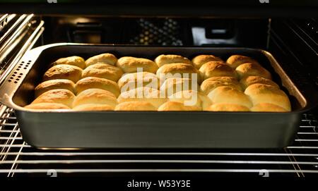 Vue dans le four avec du caillé traditionnel tchèque des gâteaux dans la casserole. Banque D'Images