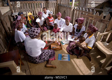 Local village micro finance épargne & crédit facilité soutenue par la compagnie minière.Groupe géré par les femmes - en raison de l'absence de banque dans les zones rurales pauvres. Banque D'Images