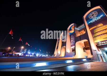 Le Mohammed bin Zayed Stadium de prendre le devant de la scène de la coupe d'Asie de l'AFC 2019 est éclairé par des lumières à Abu Dhabi, Emirats Arabes Unis, 8 Janvier 2 Banque D'Images